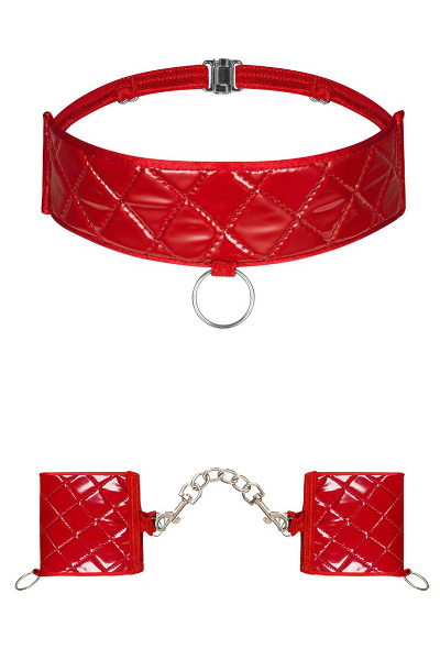 Rode halsband en handboeien versierd met zilveren ringen